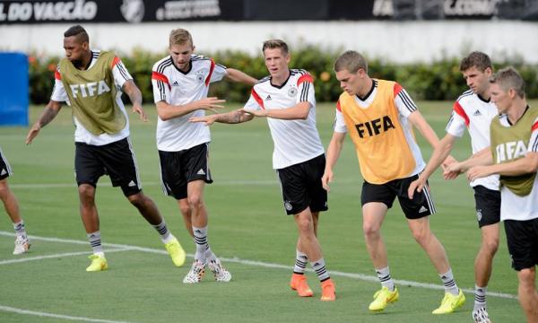 Boateng, Mertesacker, Durm, Ginter, Mller e Schweinsteiger treinam em So Janurio