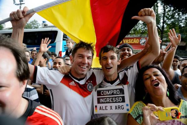 Torcedores tentam assistir ao treino da Alemanha do lado de fora de So Janurio
