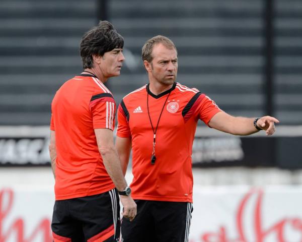 Tcnico Joachim Lw e auxiliar-tcnico Hans-Dieter Flick conversam em So Janurio