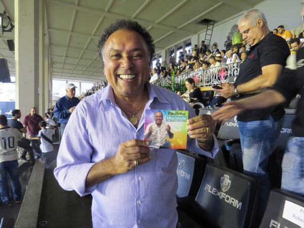 Paulinho da Mocidade exibe seu novo CD