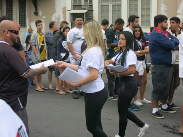 Modelos distriburam panfletos de Eurico na porta do estdio com direito a carro de som e samba