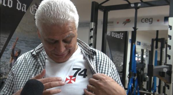 Dinamite mostra a sua camisa em aluso ao ttulo brasileiro de 1974