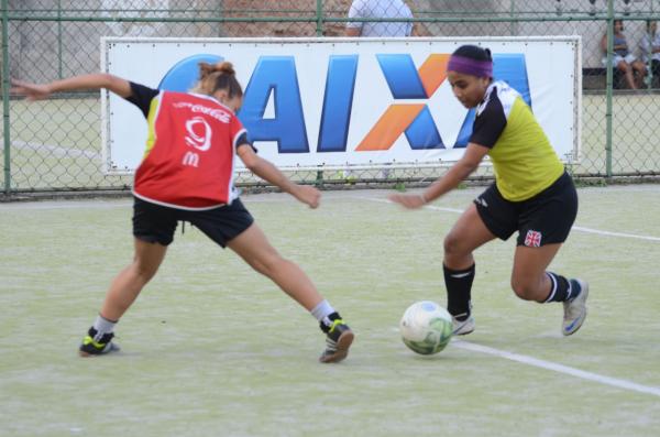 Destaque do sub-15, Rayane (sem colete) foi promovida para o sub-17