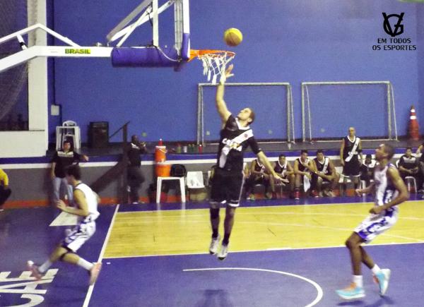 Em destaque, Jones, o camisa 13 da Colina.