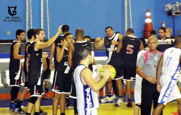 Jogadores e comisso tcnica do Vasco comemoram aps os pontos que resultaram na virada do placar.