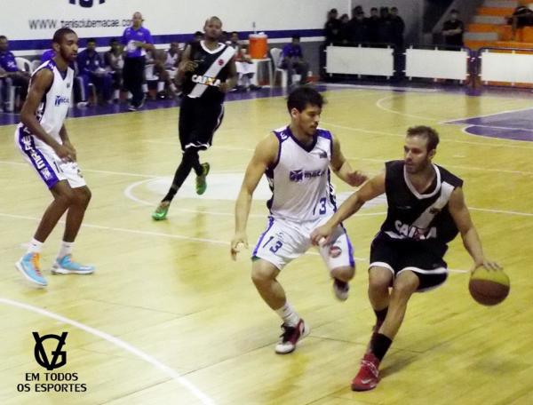 Bruninho arma ataque do Vasco no 1 jogo da final do Torneio Carioca, contra o Maca