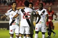 Jogadores comemoram gol de Diego Renan