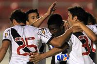 Jogadores comemoram gol de Thalles