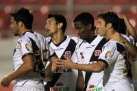 Jogadores comemoram gol de Thalles