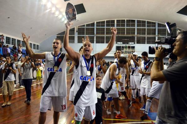 Capito Ricardinho levantou a taa do Torneio Carioca
