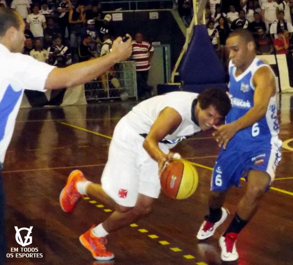 Mesmo com uma forte marcao adversria, Marcellus foi o cestinha da partida com 22 pontos.