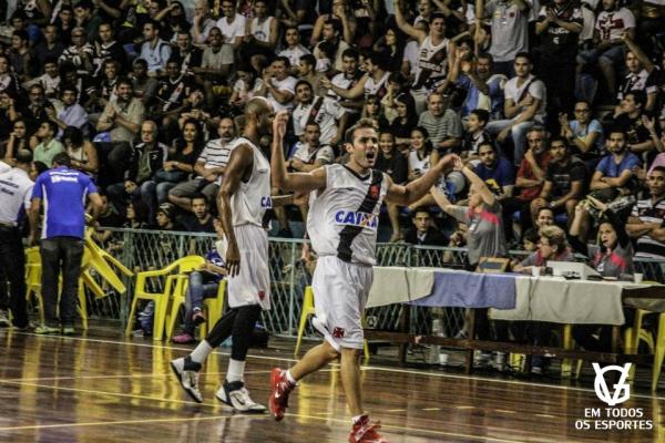 Bruninho vibrando aps acertar uma cesta de trs pontos e levar a torcida ao delrio.