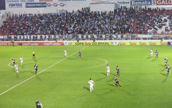 Os trios do meio (Fabrcio, Guiazu e Aranda) e do ataque (Kleber, Douglas e Thalles) posicionados
