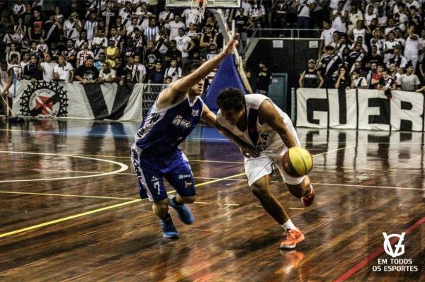 Com ginsio lotado ao fundo, Marcellus em ao na partida contra o Maca que deu o ttulo de campeo do Torneio Carioca ao Vasco