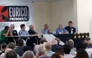 Eurico Miranda e simpatizantes durante a reunio desta quinta na Barra