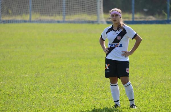 Beatriz no incio de sua trajetria no futebol: ao lado da me, do irmo e antigos colegar de futsal