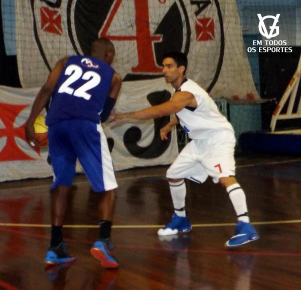 Douglas contra o Jequi, pela semifinal do Carioco.
