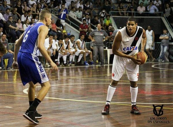 Assis em ao no jogo decisivo contra o Maca, que deu o ttulo ao Vasco.