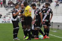 Jogadores conversam com o rbitro