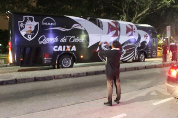 Torcedora tirando foto do novo layout do nibus vascano