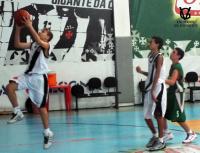 Gabriel anotando mais 2 pontos para o Vasco da Gama