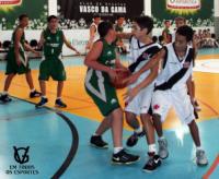 Ian Batal e Joo Pedro brigam pela posse de bola a favor do Vasco