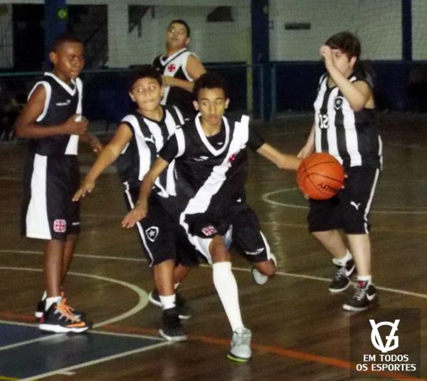 Joo Pedro foi o cestinha das duas partidas. Ele j havia jogado muito bem de manh, pela equipe mirim.