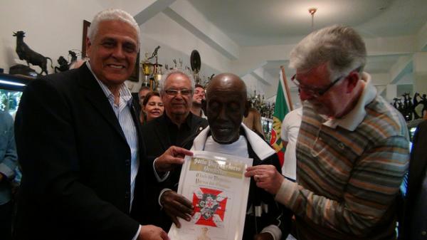 Nelson Sargento sendo homenageado por Dinamite e Peralta em 2012