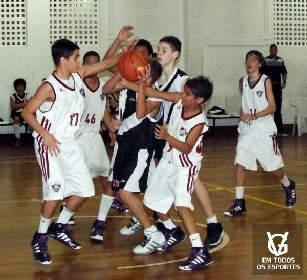 Gabriel, com a bola e sendo marcado por praticamente todo o time do Fluminense, foi decisivo no ltimo perodo do jogo.