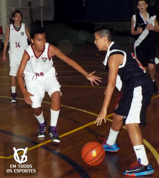 Thiaguinho foi o cestinha da partida com 16 pontos.