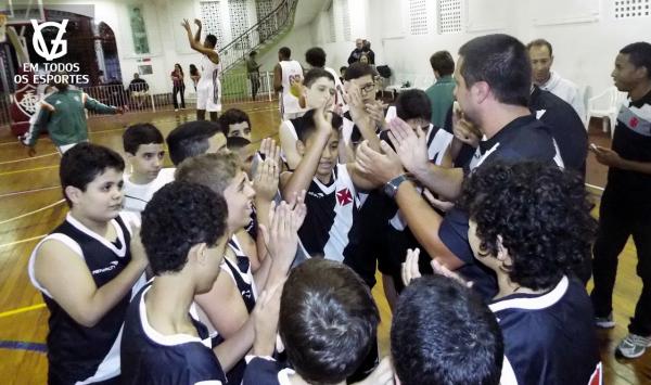 O treinador David Gaglianone fez questo de parabenizar seus jogadores aps a partida e, juntos, puxaram o Casaca na Laranjeiras.