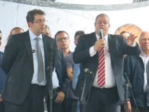 Roberto Monteiro discursa ao lado de Frederico Lopes