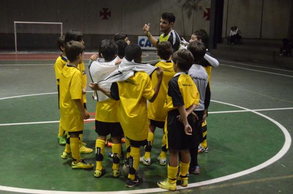 Michael Saint Clair orienta jogadores durante o treinamento