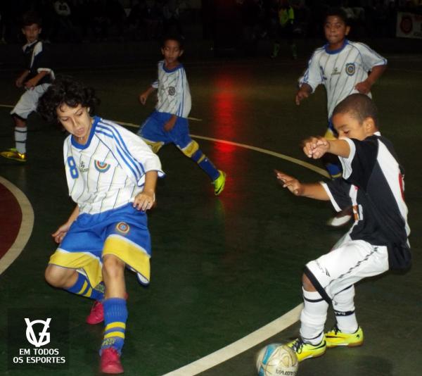 Juan driblando o marcador do Madureira.