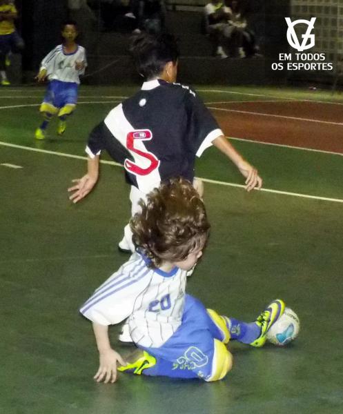 Leonardo se desvencilhando da marcao. 