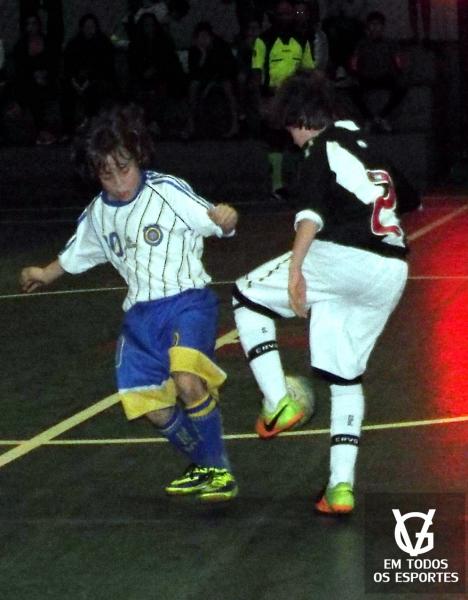 Lucas Costa ganhando a dividida.