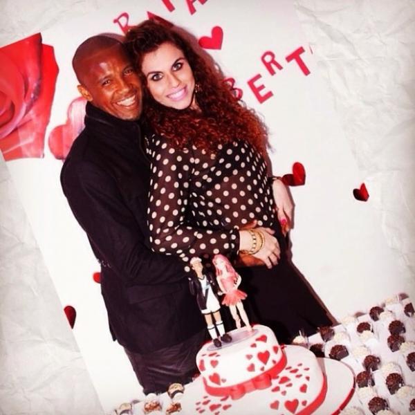 Roberta Appratti e Rafael Vaz na festa de noivado: bonequinhos do bolo lembravam a bailarina e o jogador de futebol com o uniforme do Vasco