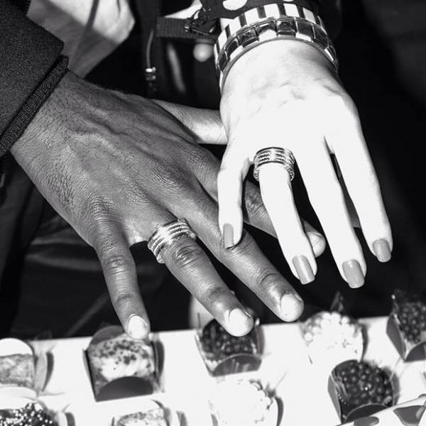 Detalhe das alianas de ouro com bilhantes avaliadas em R$ 10 mil