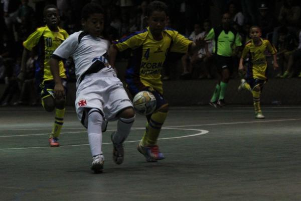 Juan Batata, artilheiro do sub-11, marcou um gol contra o Madureira