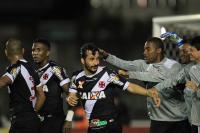 Jogadores comemoram gol de Douglas