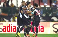 Jogadores comemoram gol contra