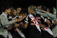 Jogadores comemoram gol contra