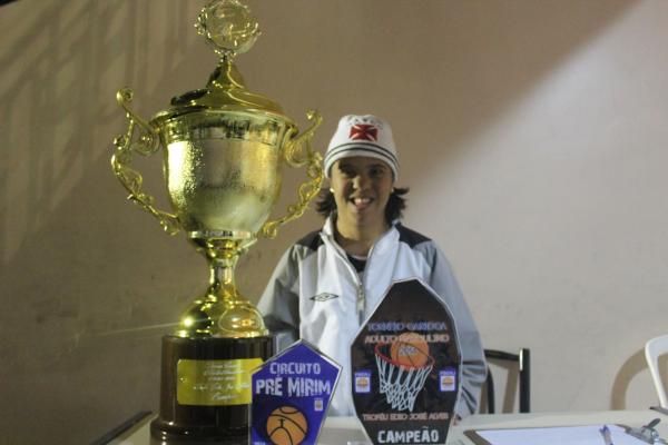 Mayara Mires posa com as taas conquistadas pelo Basquete