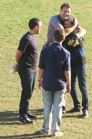 Carlos Germano abraa Pedrinho