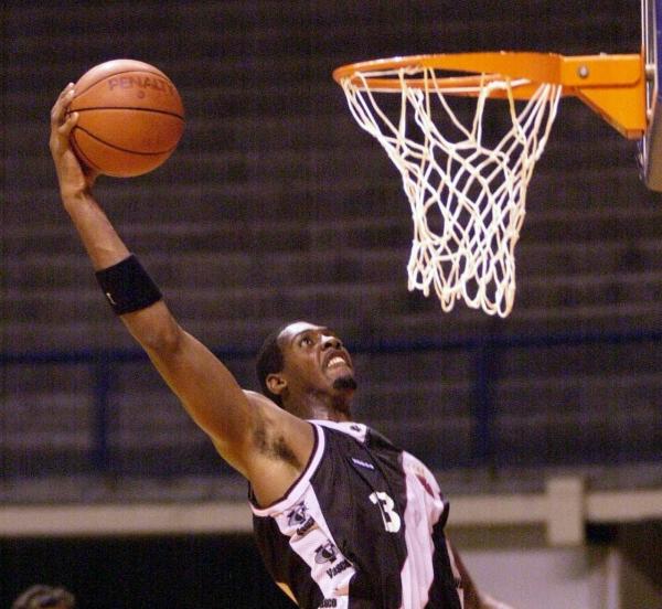 Nen enterrando uma bola nos tempos de Vasco.