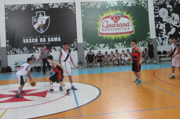 Armador Thiago Lucas (com a bola) foi novamente o cestinha da partida, com 18 pontos