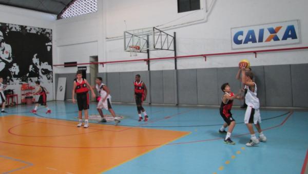 Aps um primeiro tempo apagado, Gabriel (com a bola) cresceu muito na etapa final e contribuiu para a vitria do Vasco