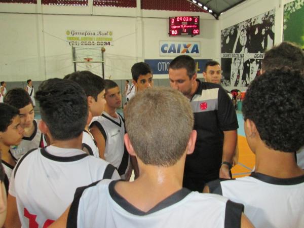 Atletas conversam com o treinador David Gaglianone aps a partida