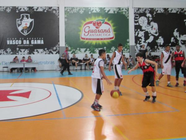 Armador Thiago Lucas comanda mais um ataque do Vasco na vitria sobre o Flamengo