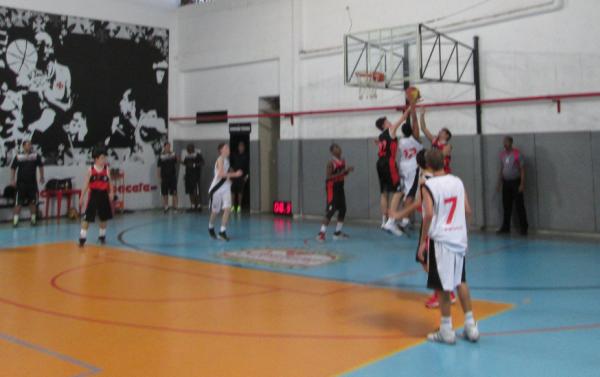 Vitor Hugo, que marcou seis pontos, sobe para a bandeja